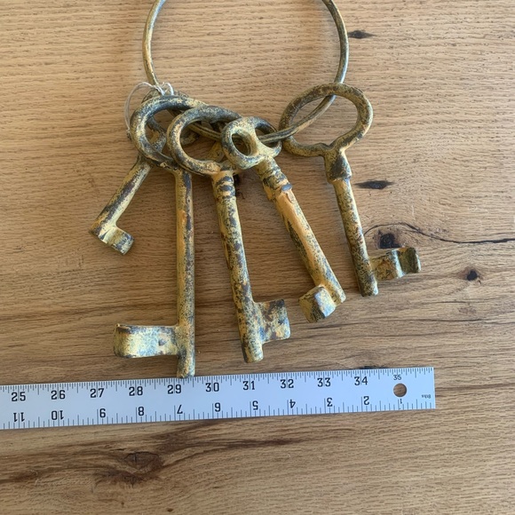 1 Set Vintage Cast Iron Yellow Distressed Key Garden Decoration Heavy Duty Metal - Picture 4 of 4